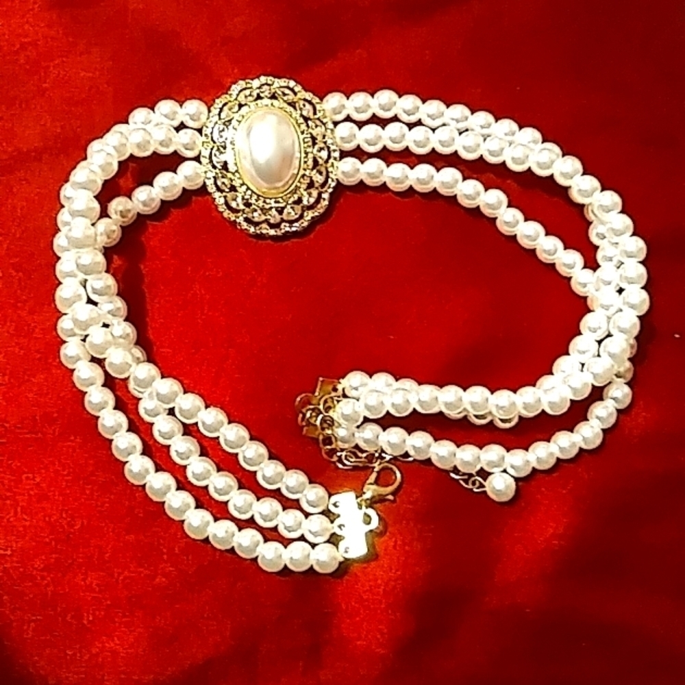 Faux Pearls, Luxurious!πΏ - Picture 4 of 6